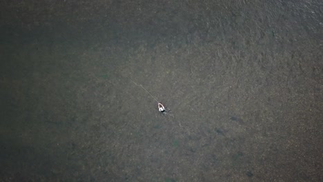 Drohne-Aus-Der-Vogelperspektive-über-Einem-Mann-Fliegenfischen-Im-Fluss-Provo-In-Den-Bergen-Von-Utah-5