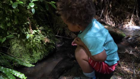 Ein-Kleines-Kind,-Das-In-Einem-Kleinen-Bach-Im-Regenwald-Spielt