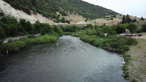 Drohnenschuss-Nähert-Sich-Einem-Mann-Fliegenfischen-Im-Provo-Fluss-In-Den-Bergen-Von-Utah-3