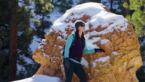 Chica-Mujer-De-Pie-Con-Formación-De-Rocas-Rojas-Y-Nieve-Cerca-De-Bryce-Canyon-En-El-Sur-De-Utah