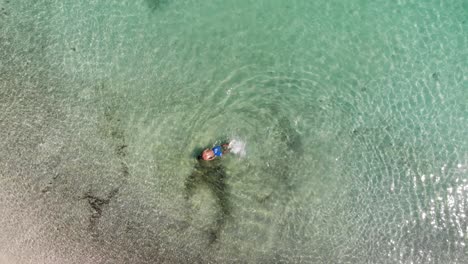 Panama-Im-Februar-Drohne-Schießt-Insel-Contadora,-Die-Zwischen-Fischen-Schwimmt,-Die-Mit-Einer-Drohne-Gefangen-Werden-8