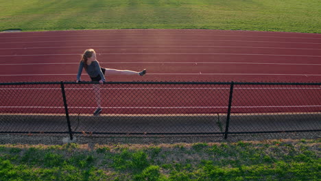 Teenager-Sportlerin-Dehnt-Und-Wärmt-Ihre-Beine-Vor-Einem-Lauf-Auf-Der-Strecke-Auf