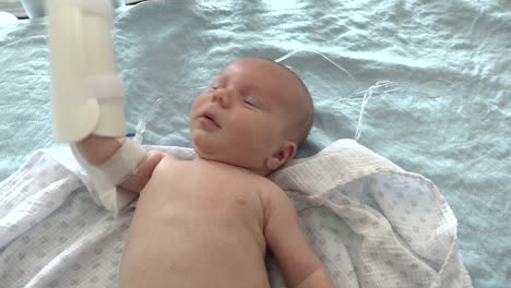 Un-Bebé-En-El-Hospital-Conectado-A-Una-Vía-Intravenosa