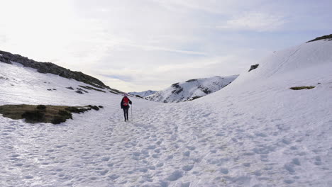Woman-trekking-in-the-snowed-mountains-of-north-Spain