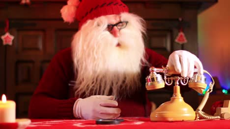 Der-Weihnachtsmann-Beantwortet-Einen-Anruf-Auf-Einem-Alten-Telefon-1