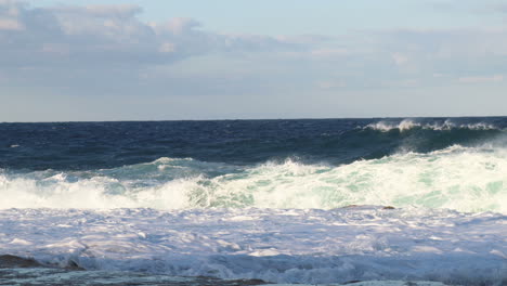4K-Wellen,-Die-An-Der-Küste-In-Malta-Zusammenbrechen