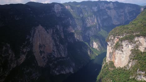 Aerial-wide-drone-shot-of-the-Sumidero-Canyon,-Chiapas-Mexico
