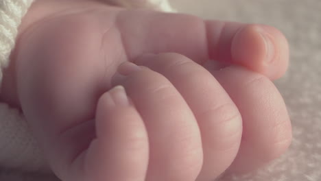 Schönes-Neugeborenes-Baby-Liegt-Im-Bett-Und-Zeigt-Hände-Und-Füße,-Mutter-Liebäugelt-Mit-Baby-Und-Bedeckt-Sie-Mit-Einer-Kuscheligen-Decke,-4k-60p-Apple-Prores422,-Mit-Externem-Atomas-Recorder-11