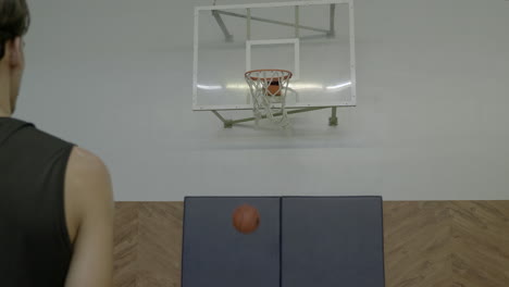 über-Die-Schulter-Geschossen-Von-Einem-Mann,-Der-Basketball-Schießt-Und-Einen-Korb-Macht