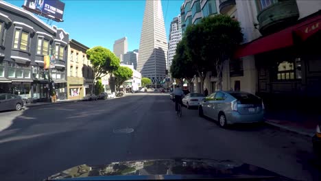 Car-being-overtaken-by-a-cyclist-in-downtown-San-Francisco