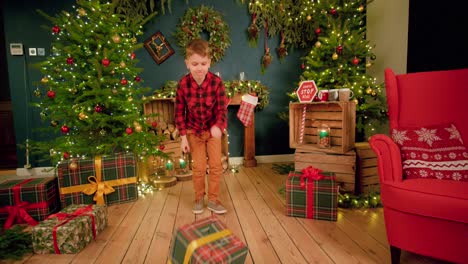 Junge-Wirft-Wütend-Sein-Weihnachtsgeschenk-Auf-Den-Boden-Und-Tritt-Es