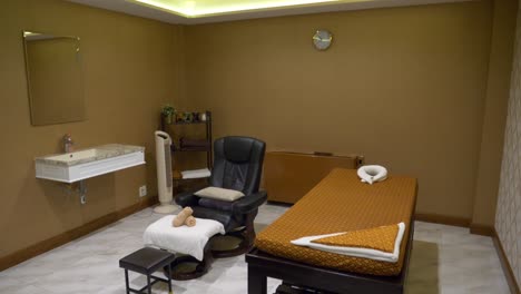 The-private-thai-vip-massage-room-with-bathtub
