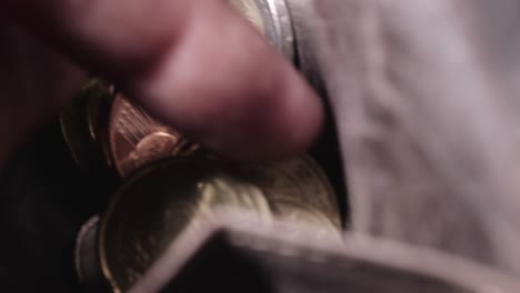 Ein-Mann-Schaut-Durch-Eine-Brieftasche-Voller-Euro-Münzen