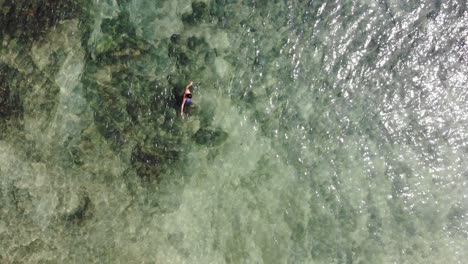 Panama-Im-Februar-Drohne-Schießt-Insel-Contadora,-Die-Zwischen-Fischen-Schwimmt,-Die-Mit-Einer-Drohne-Gefangen-Werden-5