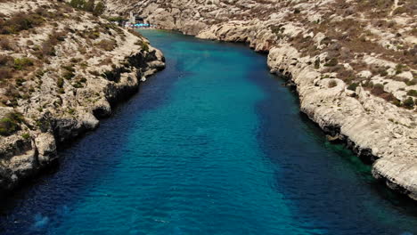überführung-Kristallklare-Blaue-Ozeanbucht.-Insel-Gozo,-Malta