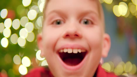 Kleiner-Junge-öffnet-Sein-Weihnachtsgeschenk-Voller-Aufregung-Und-Freude