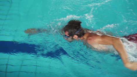 Hombre-Caucásico-Nadando-En-La-Piscina-Usando-La-Técnica-De-Estilo-Libre