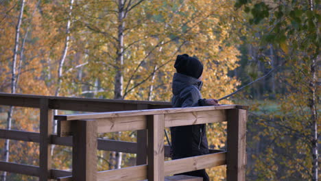 Kleiner-Junge-Im-Aussichtsturm-Mit-Blick-Auf-Die-Wunderschöne-Herbstlandschaft