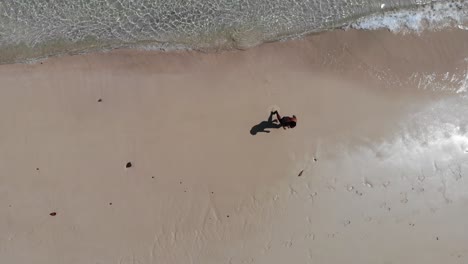 Panama-Im-Februar-Drohne-Schießt-Insel-Contadora,-Die-Zwischen-Fischen-Schwimmt,-Die-Mit-Einer-Drohne-Gefangen-Werden-9
