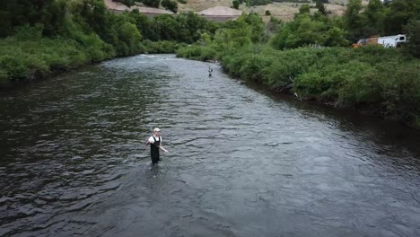 Drohnenschuss,-Der-Sich-Um-Einen-Mann-Dreht-Fliegenfischen-Im-Fluss-Provo-In-Den-Bergen-Von-Utah