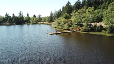 Sitzen-Auf-Einem-Dock,-Während-Sie-Eine-Drohne-über-Den-Cullaby-Lake-Oregon-Fliegen