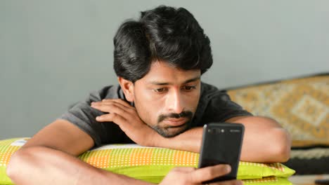 Indischer-Teenager,-Der-Ein-Mobiltelefon-Auf-Dem-Bett-Benutzt