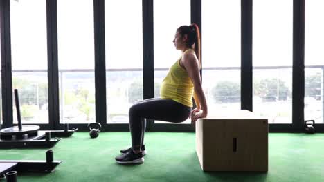 Schwangeres-Weibliches-Fitnessmodell,-Das-Körpergewichtsübungen-In-Einem-Fitnessstudio-Durchführt,-Um-Sich-Während-Ihres-Dritten-Trimesters-Der-Schwangerschaft-Fit-Zu-Halten