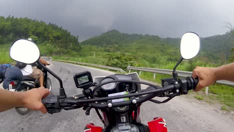 Vista-Montada-En-El-Pecho-De-Un-Hombre-Que-Conduce-Una-Motocicleta-A-Lo-Largo-De-Caminos-Sinuosos-En-El-Clima-Tormentoso-De-Las-Montañas-Del-Norte-De-Vietnam-1