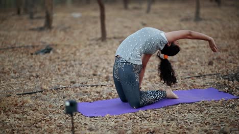 Mujeres-Jóvenes-Haciendo-Yoga,-El-Poder-Del-Yoga-Y-La-Trascendencia