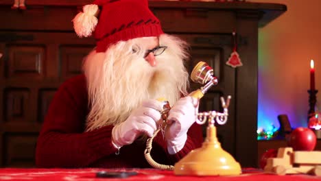 Der-Weihnachtsmann-Hört-Mit-Einem-Alten-Telefonhörer-Zu