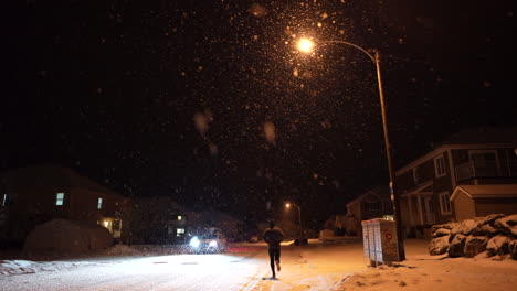 Running-in-city-at-night-in-powder-snow