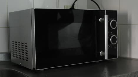 Setting-wattage-on-microwave-to-480w---wideshot