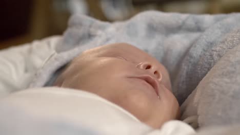 Nahaufnahme-Neugeborenes-Baby,-Das-Bequem-In-Eine-Decke-Gehüllt-Schläft