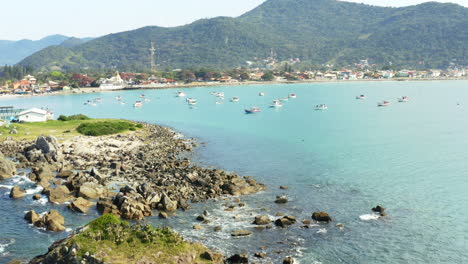 Luftbild-Von-Wellen,-Die-Auf-Die-Küstenfelsen-Treffen,-Armacao-Beach,-Florianopolis,-Santa-Catarina,-Brasilien