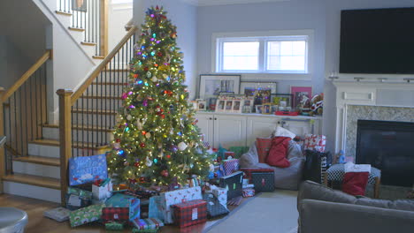 Weihnachtsbaum-Im-Wohnzimmer-Mit-Geschenken-Darunter