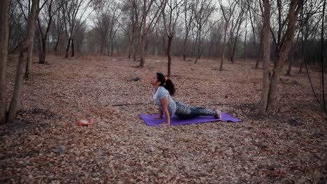 Mujer-Joven-Haciendo-Yoga,-Concéntrate-En-Tu-Respiración