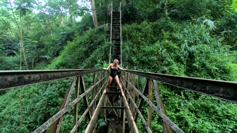 4K-Zeitlupe-Einer-Frau,-Die-Eine-Alte-Verlassene-Brücke-Im-Hawaiianischen-Dschungel-Von-Oahu-Erkundet
