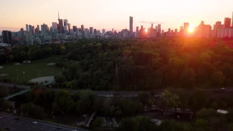 4k-Luftaufnahme-Des-Grünen-Parks-Mit-Verkehr-Und-Toronto-City-Im-Hintergrund