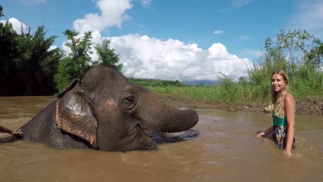 Mädchen-Schwimmt-Mit-Elefanten-In-Thailand