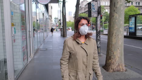 Caminando-Con-Máscara-Por-La-Calle-De-La-Ciudad-Durante-La-Pandemia