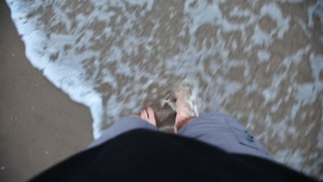 Mann-Füße-Hautnah-Am-Strand-Spazieren-Gehen,-High-Angle-Shot