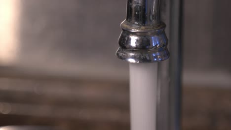 Wasser,-Das-Aus-Dem-Wasserhahn-In-Die-Küchenspüle-Fließt