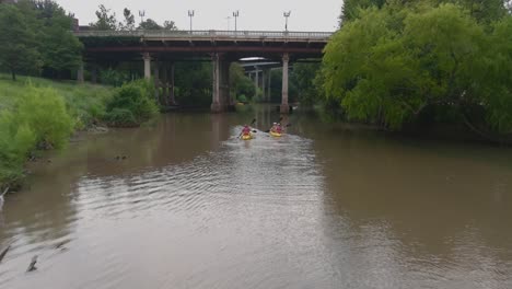Aerial-view-of-people-kayaking-on-the-Buffalo-Bayou-near-downtown-Houston