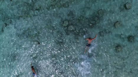 Dos-Jóvenes-Nadadores-Disfrutan-De-Aguas-Cristalinas-En-Vacaciones,-Playa-De-Palms-Island