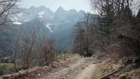 Caminando-Por-Un-Camino-De-Tierra-De-Granja-Con-Gozd-Martuljek-En-El-Fondo-En-La-Zona-Norte-De-Eslovenia