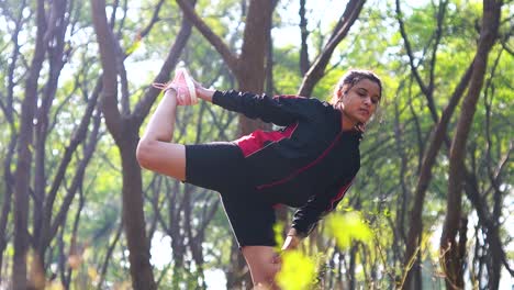 Eine-Sportliche-Frau-In-Sportbekleidung,-Die-Yoga-In-Der-Natur-Praktiziert