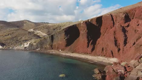 Vista-Aérea-De-4k-Drone-De-La-Hermosa-Playa-Roja-En-Santorini