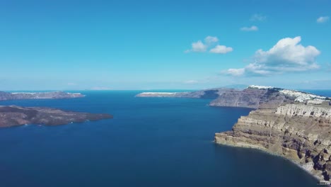 4k-Luftdrohnenansicht-Der-Caldera-Und-Des-Vulkans-Von-Santorini