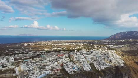 4K-Drohneaufnahmen-Aus-Der-Nähe-Der-Stadt-Santorini-Fira-über-Caldera-Klippen