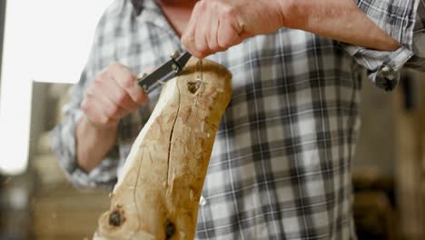 Holzbearbeiter-Hobelt-Rohwerkstück-Und-Bringt-Es-In-Form